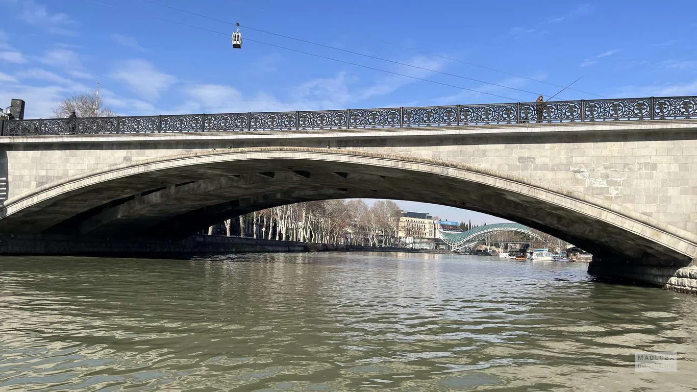 Мост Метехи перекинутый через реку Кура