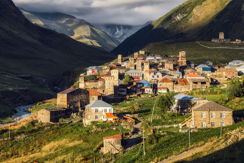 Село Ушгули у подножия горы Шхара