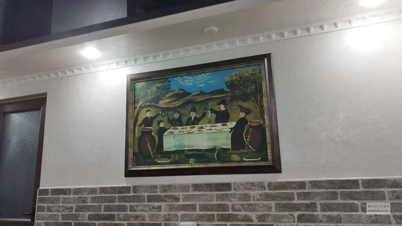 Декор над столиком в зале