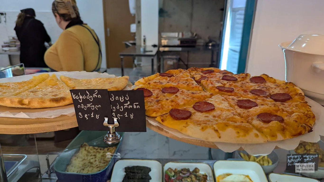 Вкусная пицца в Mulberry Cafe