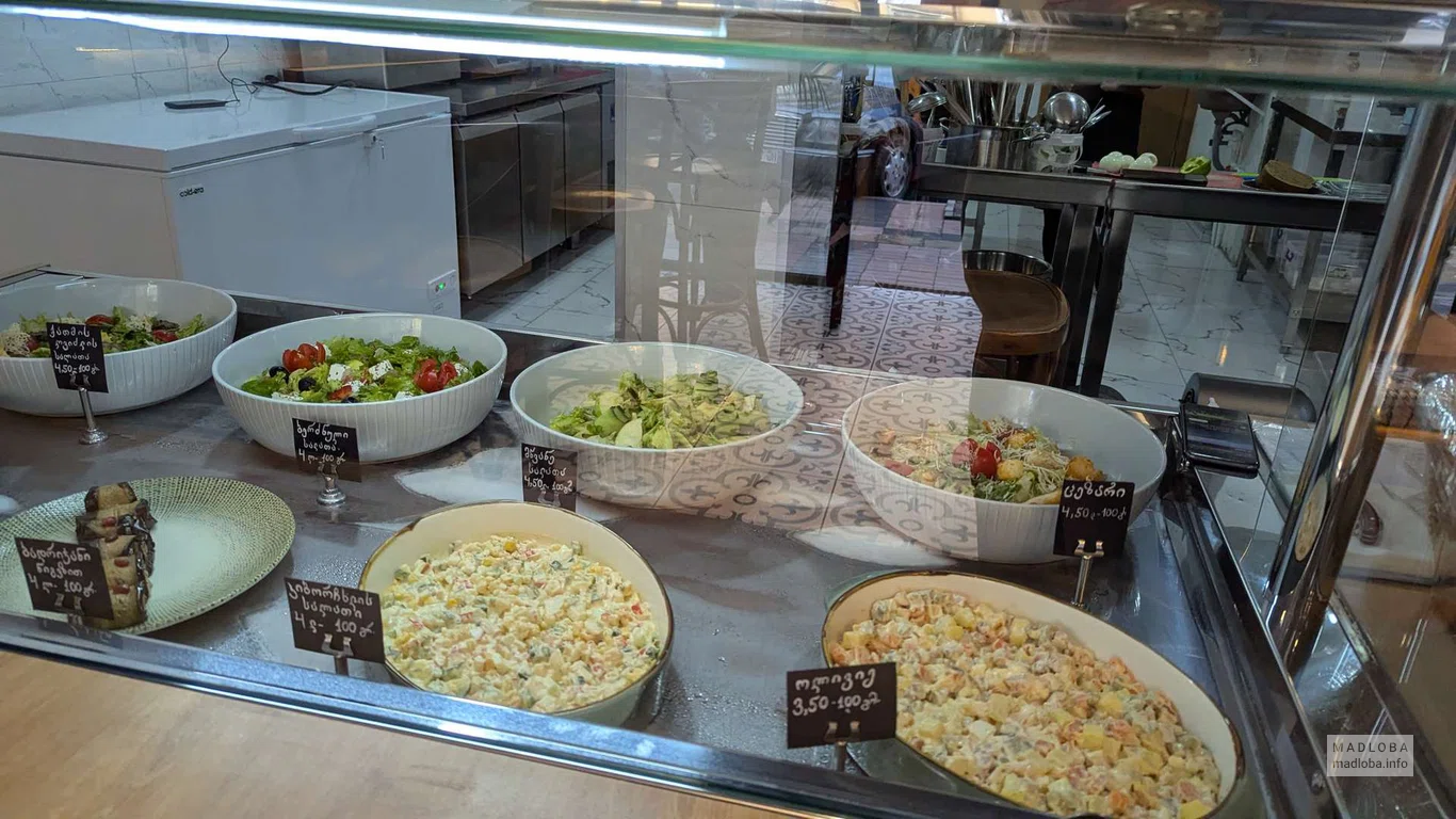 Салаты в Mulberry Cafe