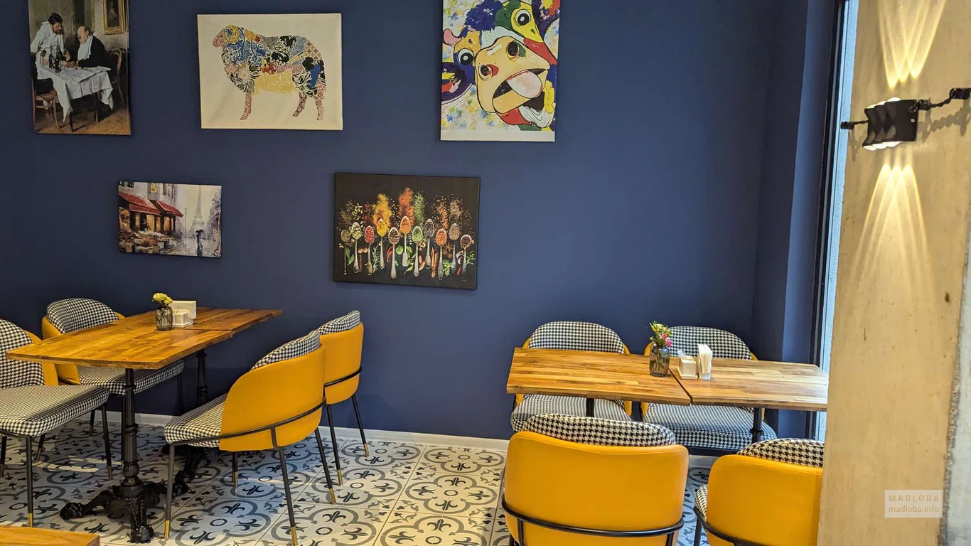 Столики в Mulberry Cafe