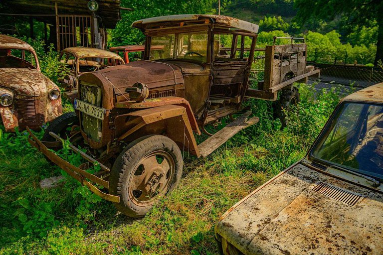 Pasanauri Scrap Metal Museum: Rusty Cars and Military Equipment in the Open Air! 🚙🌲