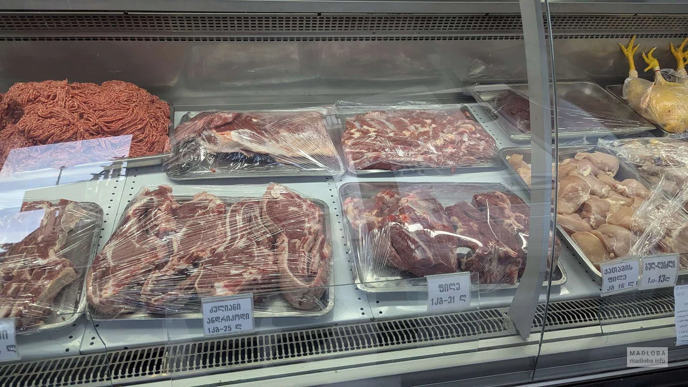 Свежее мясо в магазине