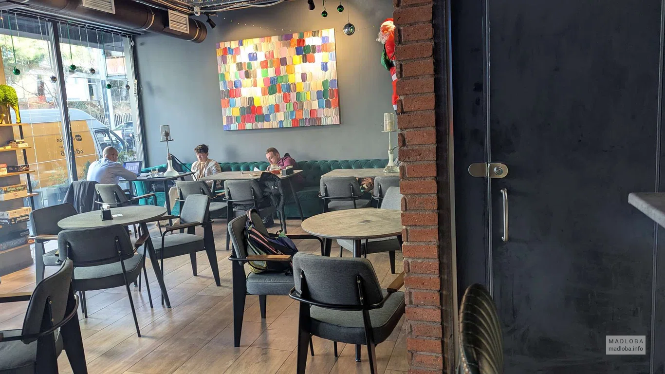 посетители в кальян - баре Myata Lounge | Tbilisi