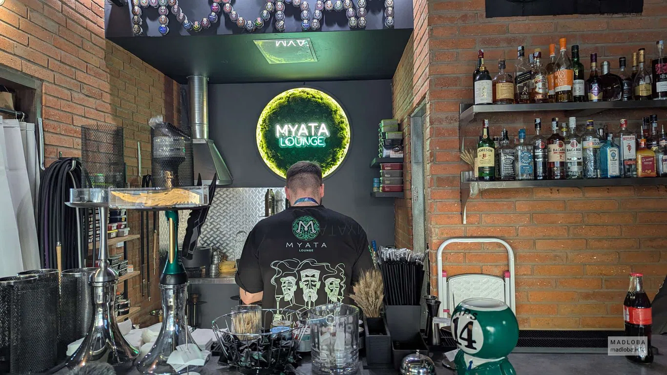кальянщик на фоне бара в Myata Lounge | Tbilisi