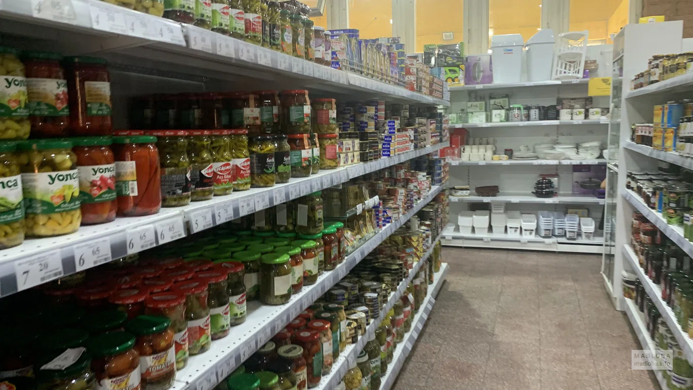 Консервированная продукция в супермаркете Nazilbe