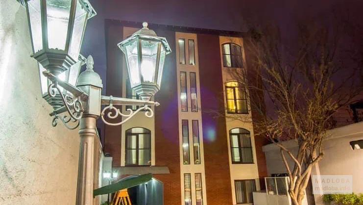 Фонарный столб на фоне New Hotel