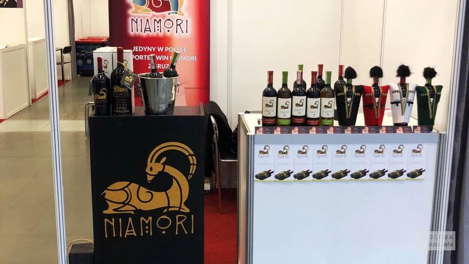 Стойка с вином в компании Ниамори