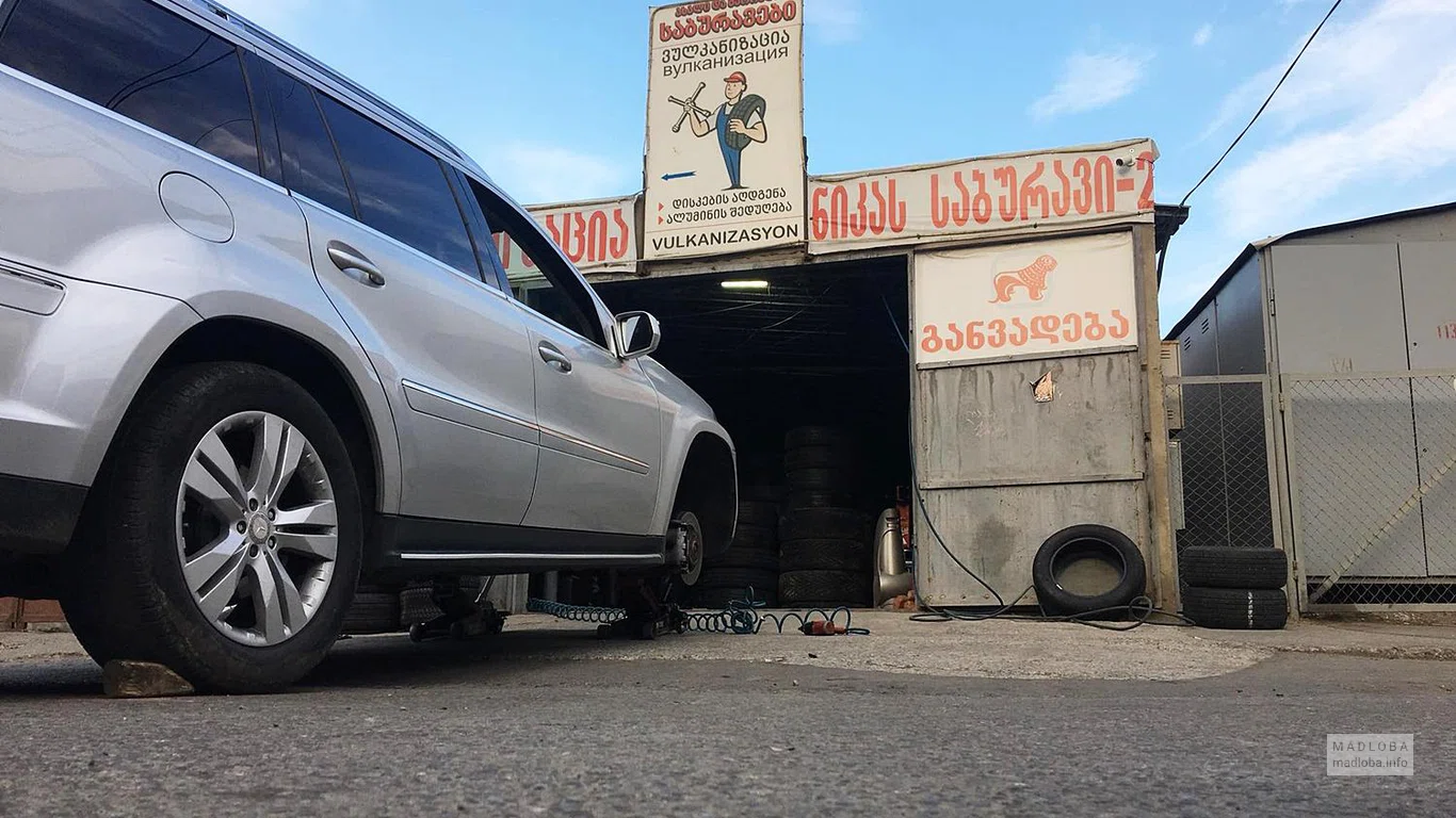 Автомобиль на шиномонтаже Nika's Tire 2