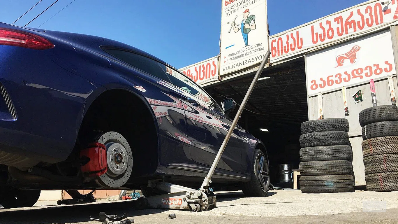 Замена колеса на шиномонтаже Nika's Tire 2