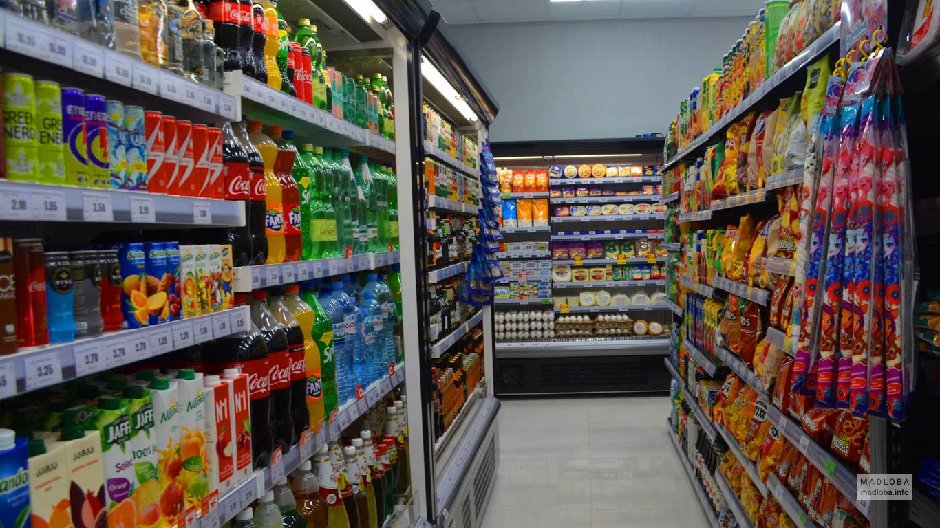 Полки магазина Nikora в Грузии