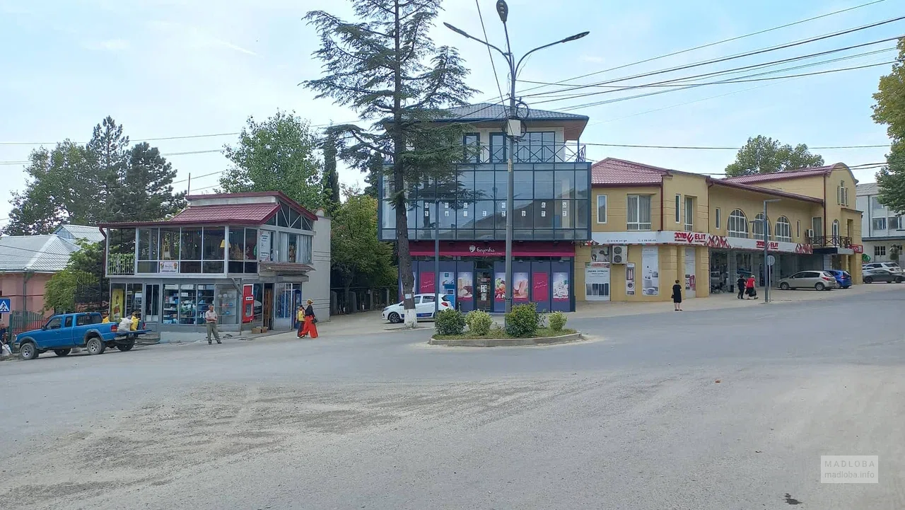Nikora Supermarket — супермаркет с готовой едой и напитками на улице Агмашенебели в Сагареджо
