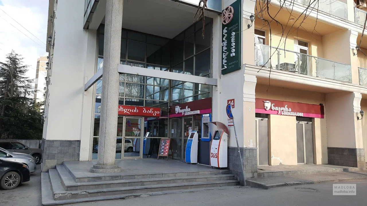 Nikora Supermarket — место для покупок с кулинарией и свежими продуктами на улице Петра Кавтарадзе