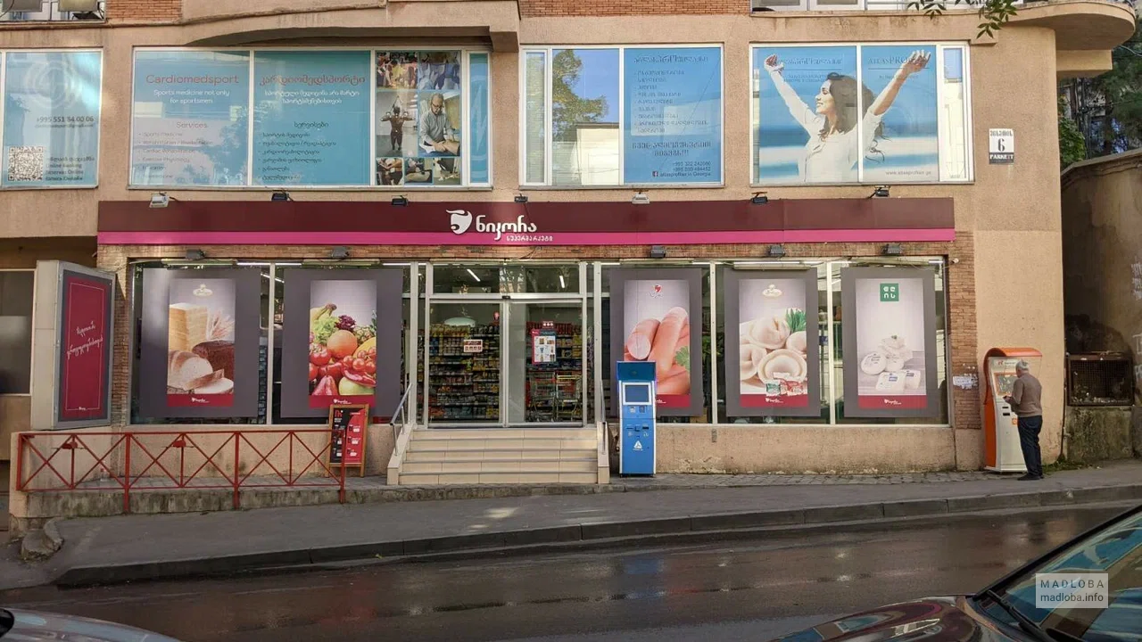Nikora на улице Мцхета — супермаркет с напитками, сладостями и кулинарией