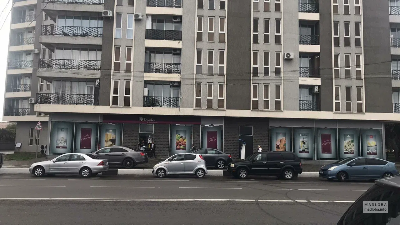 Nikora Supermarket — магазин с продуктами, заморозкой и сладостями на улице Агмашенебели в Кутаиси