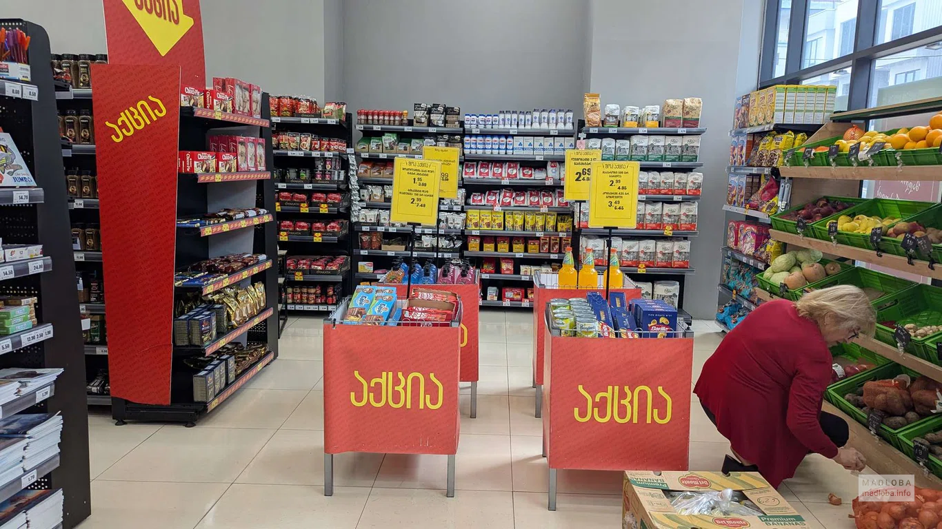 Продукты на полках в магазине Nikora