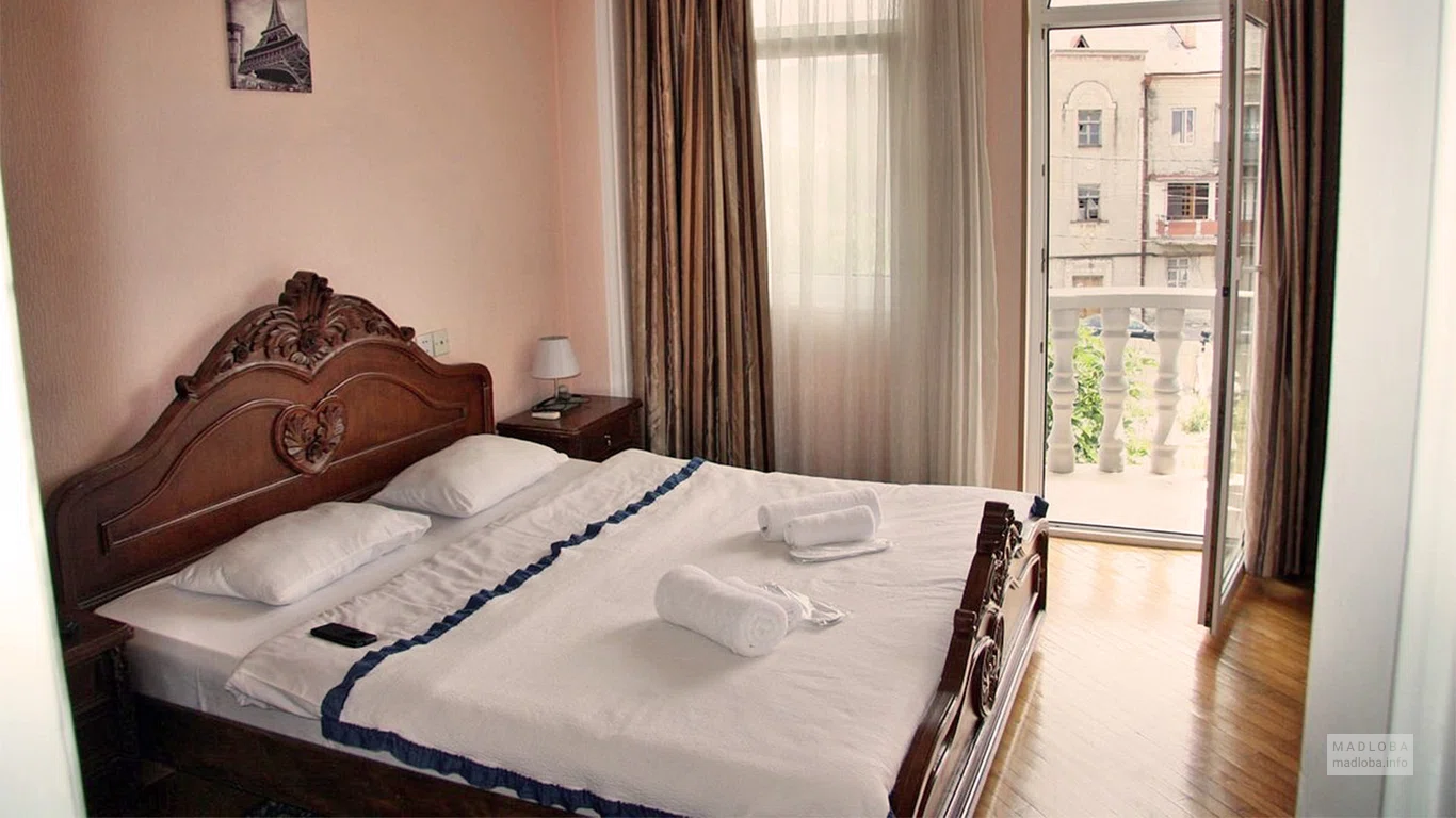 Старый Тбилиси B&B кровать в номере