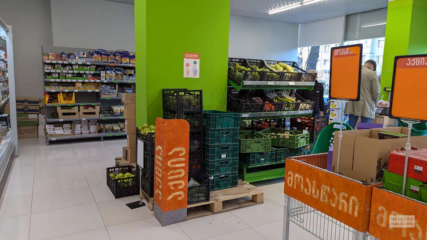 Внутри продуктового Ori Nabiji  на ул. Багратиони 156