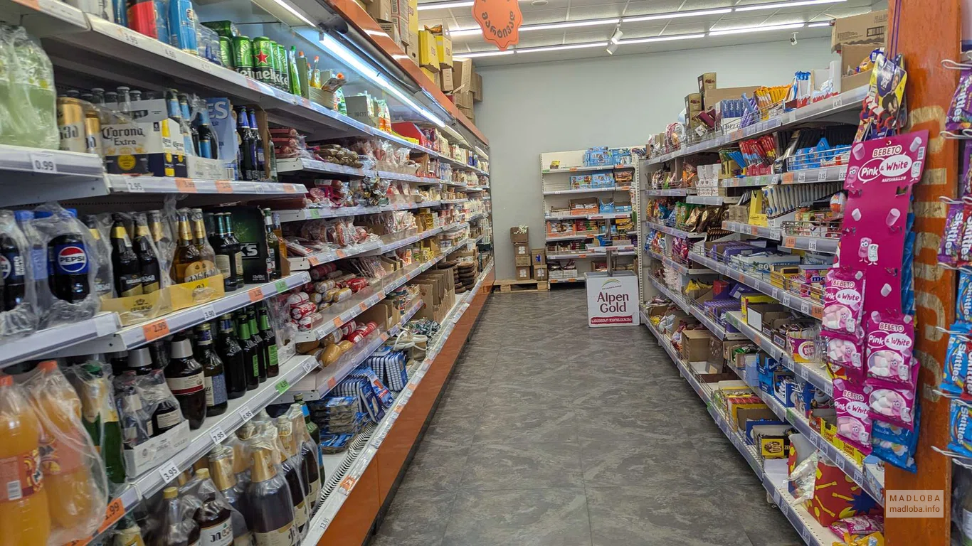полки с продуктами в магазине Ori Nabiji