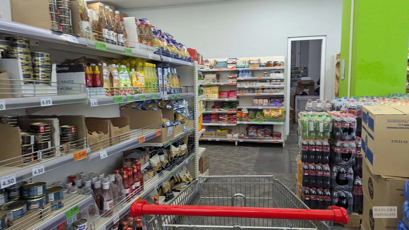 полки с продуктами в магазине Ori Nabiji в Батуми
