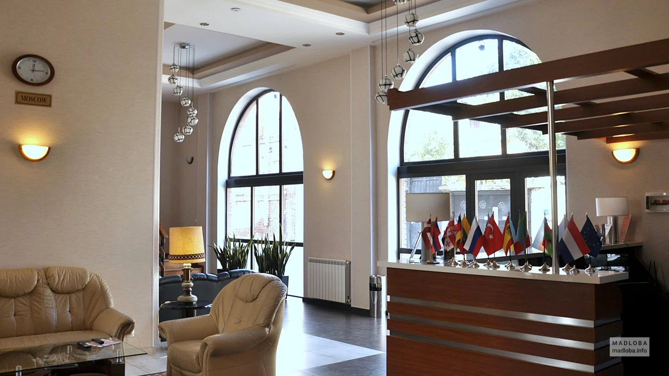 Холл в Oriental Hotel