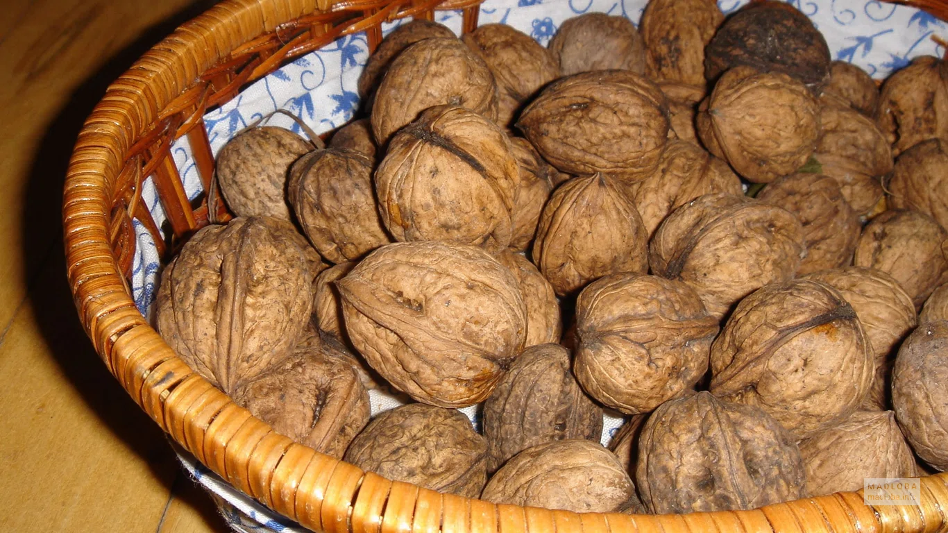 Корзинка с грецкими орехами Оринуц Грузия