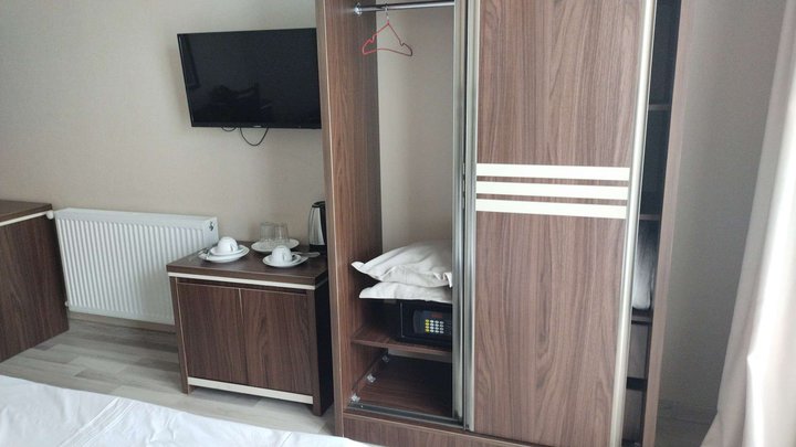 Hotel 725 b