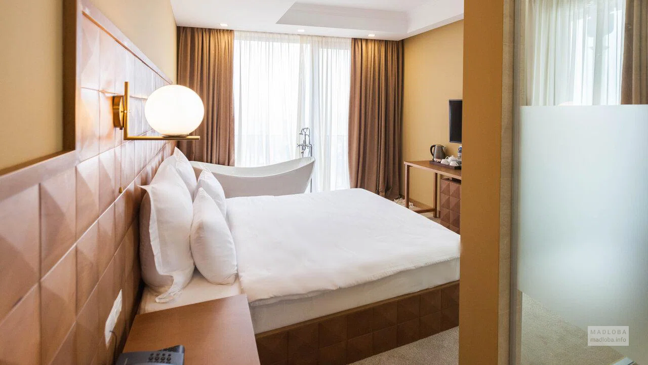 Интерьер в спальне Amante Narikala Hotel