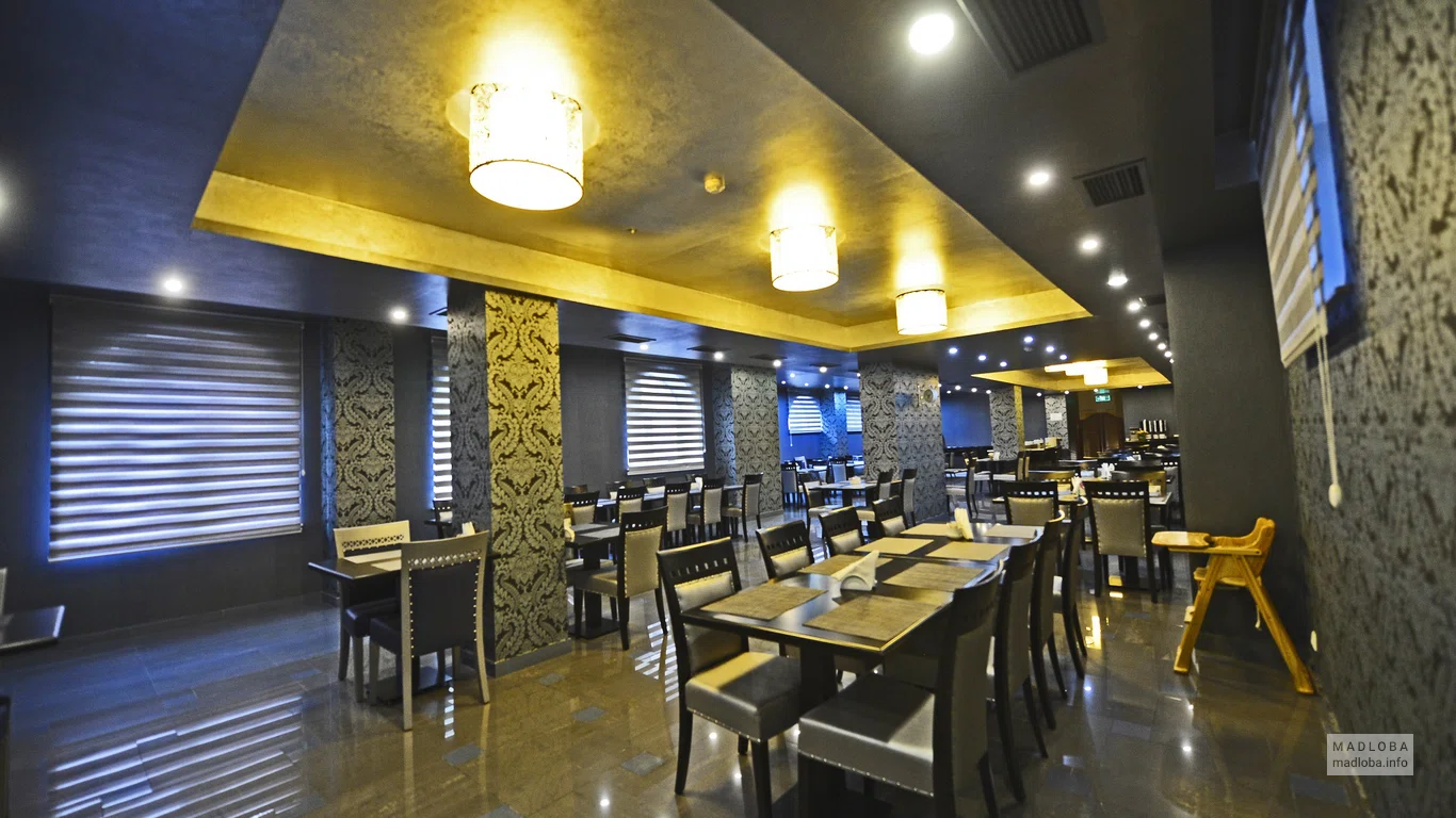 Интерьер ресторана в отеле Astoria Tbilisi