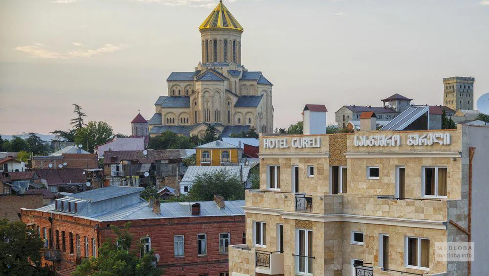 Фасад здания отеля Гурели