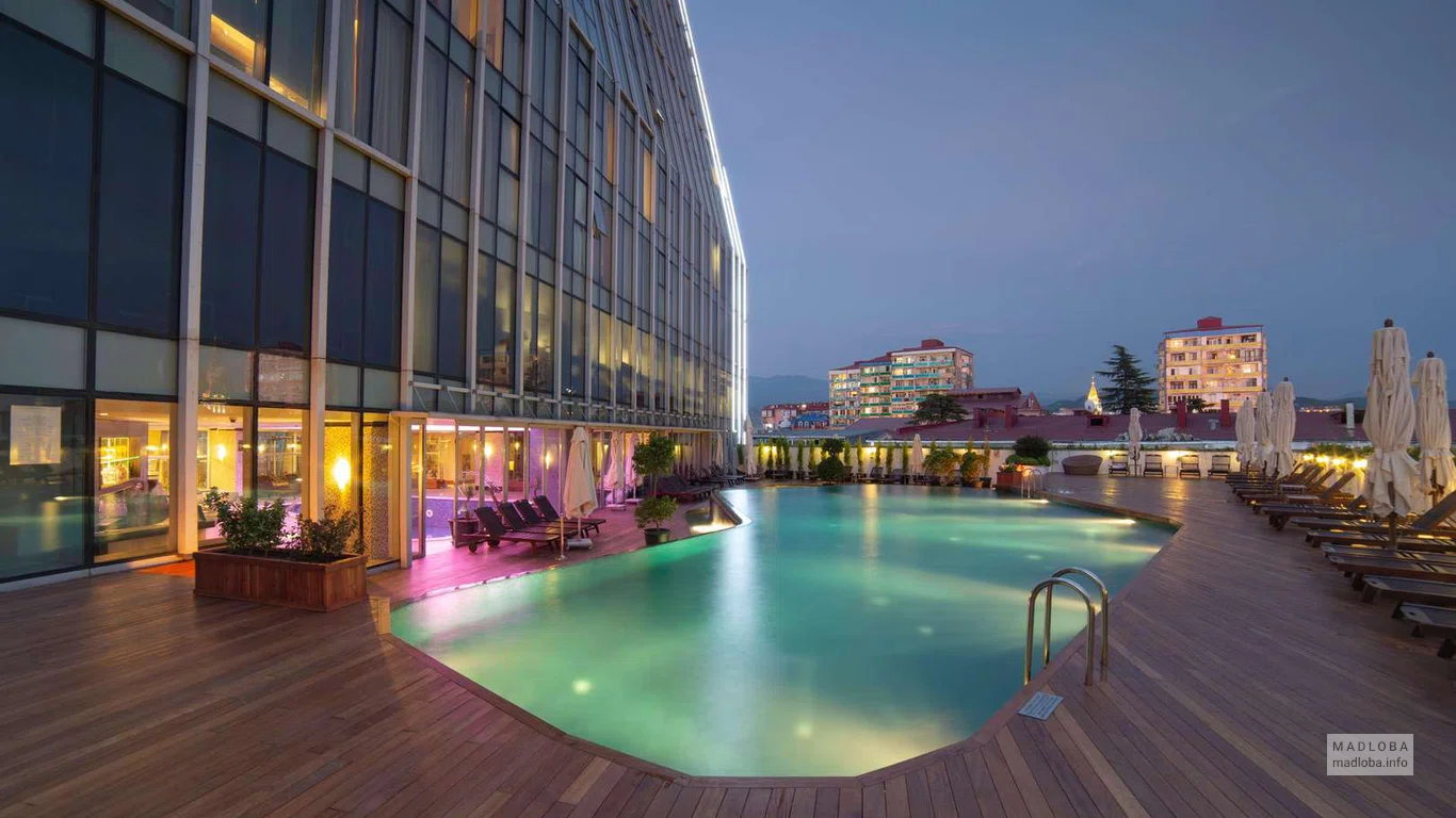 Бассейн на территории отеля  Radisson Blu