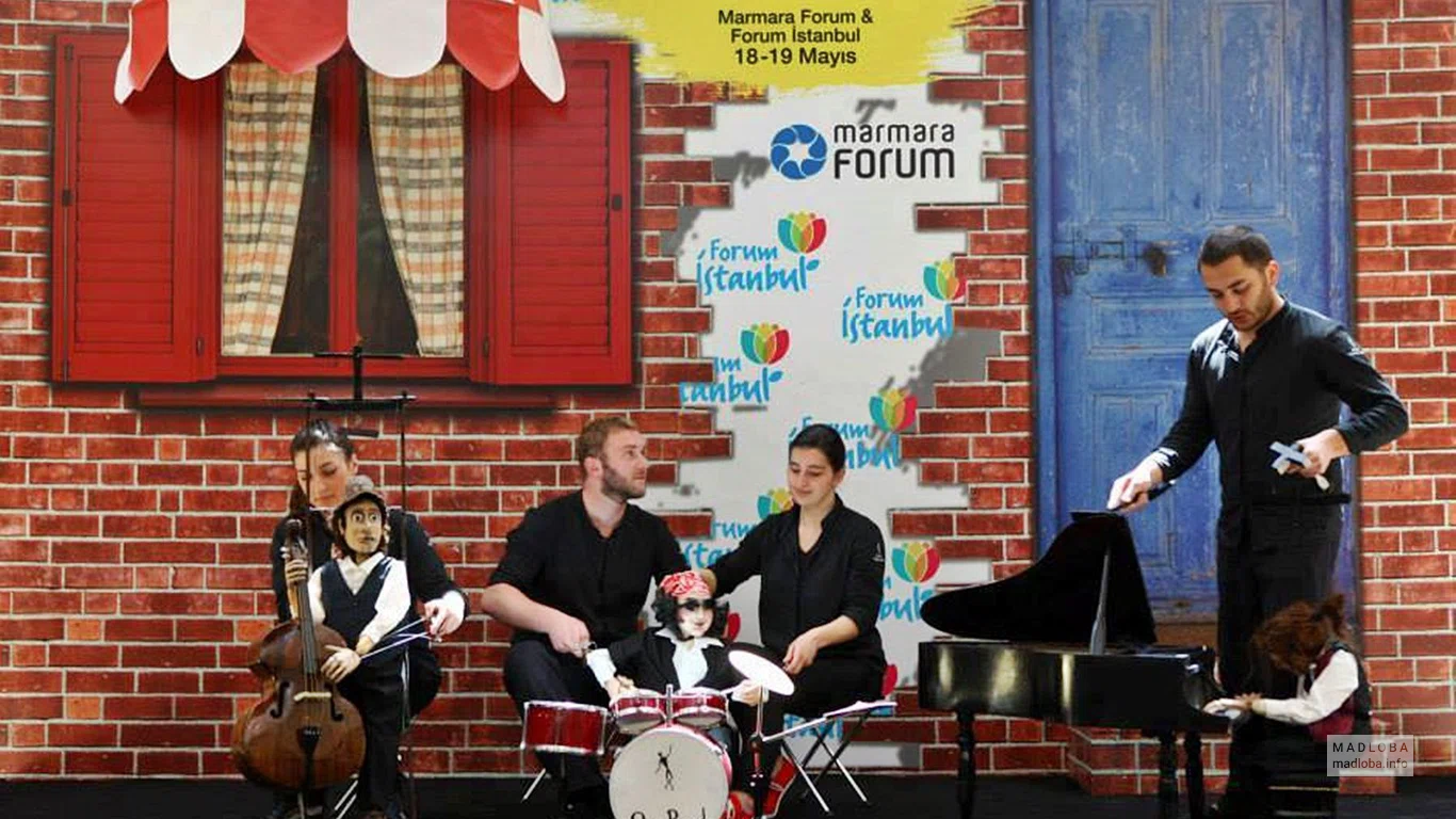 Выступление артистов с марионетками в Our Theatre