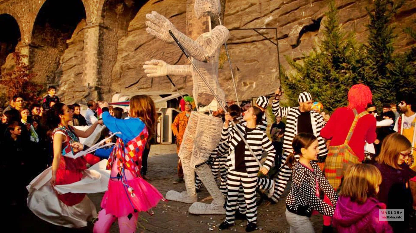 Выступление ростовой куклы в Our Theatre