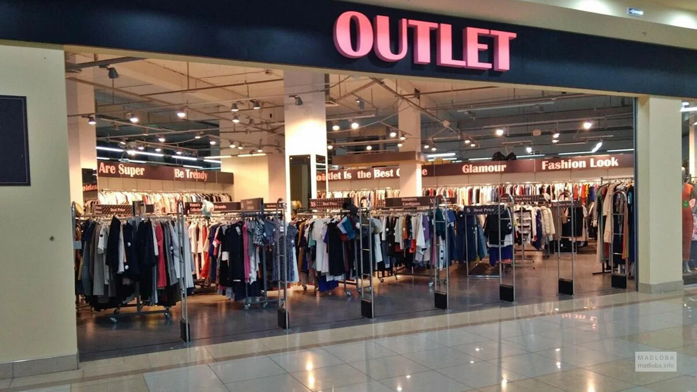 Вход в магазин одежды Outlet