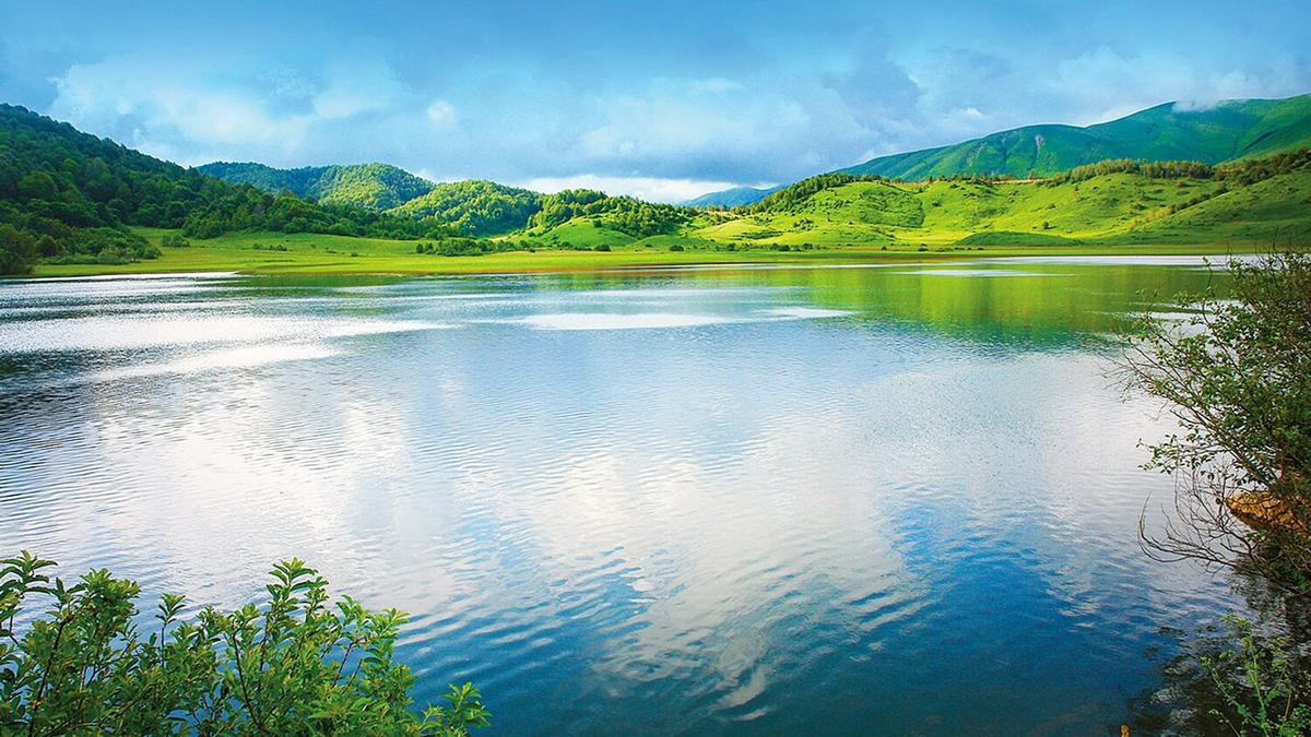 Зеркальная гдаль воды озера Эрцо