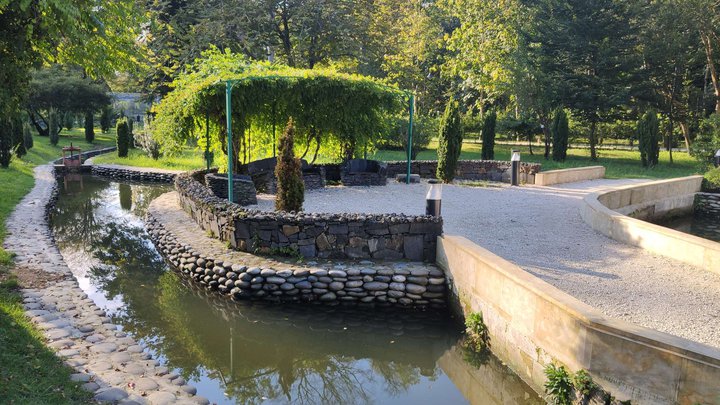 Lake (botanical garden)