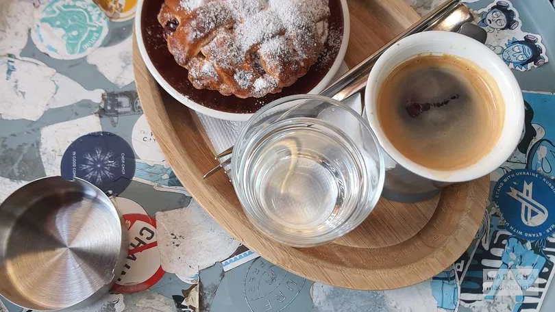 Подача кофе с десертом в PINCH COFFEE