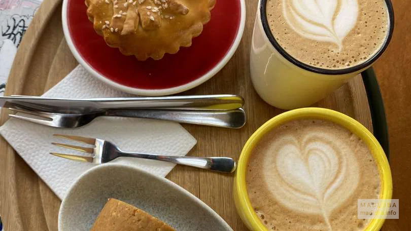 Оригинальная подача кофе с десертом в кофейне PINCH COFFEE