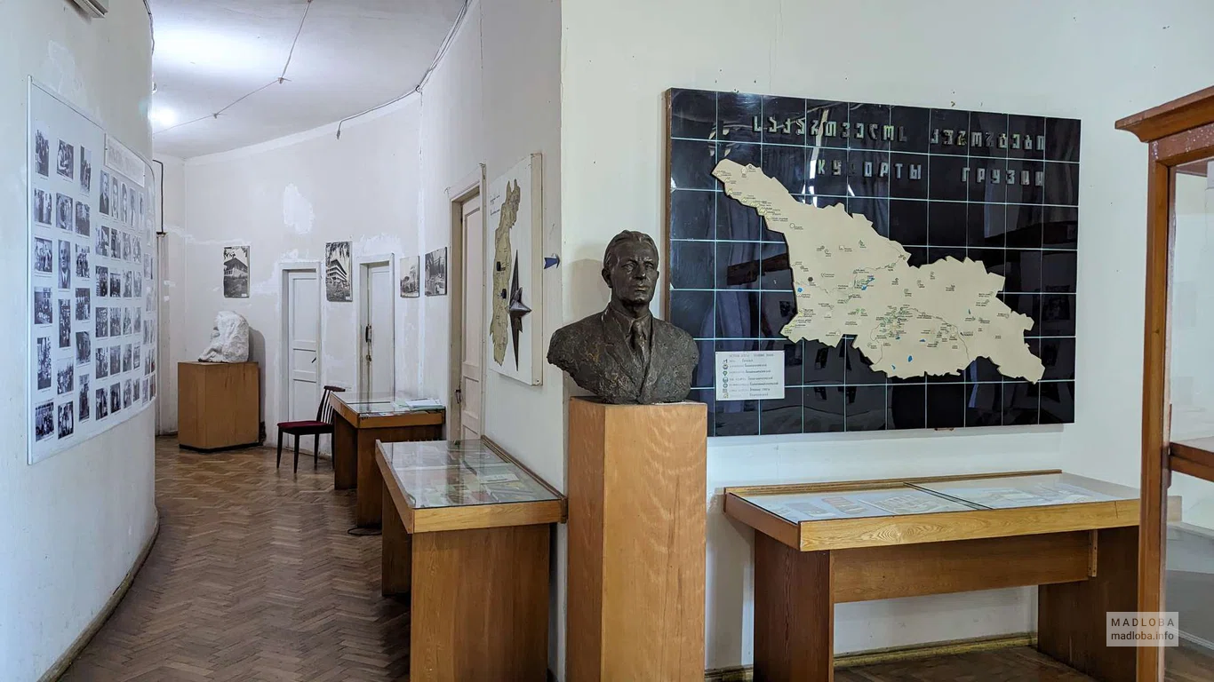 В краеведческом музее Георгия Ахвледиани