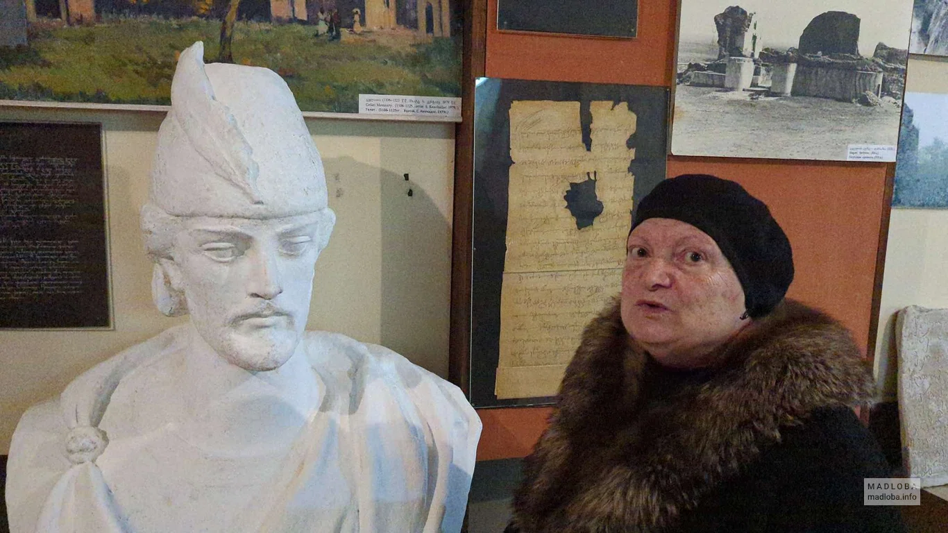 Гид в музее Георгия Ахвледиани