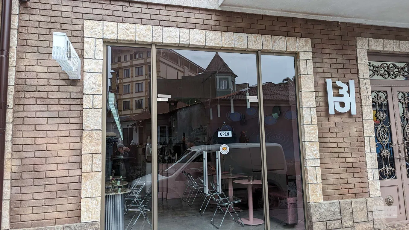 Вход в кофейню "Hedonist"
