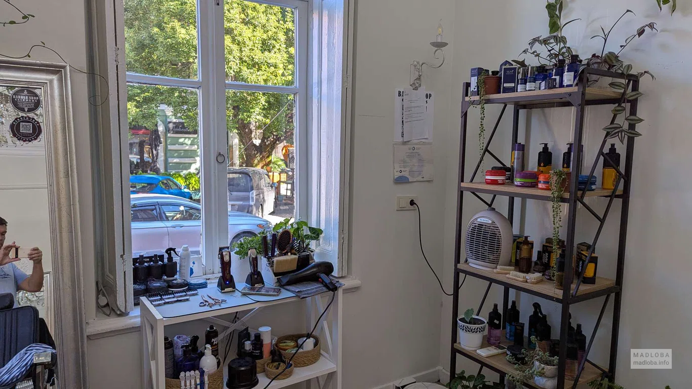 Clippers Barbershop стеллажи с косметикой