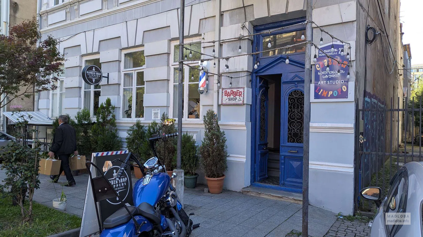 Clippers Barbershop в Батуми вход с улицы