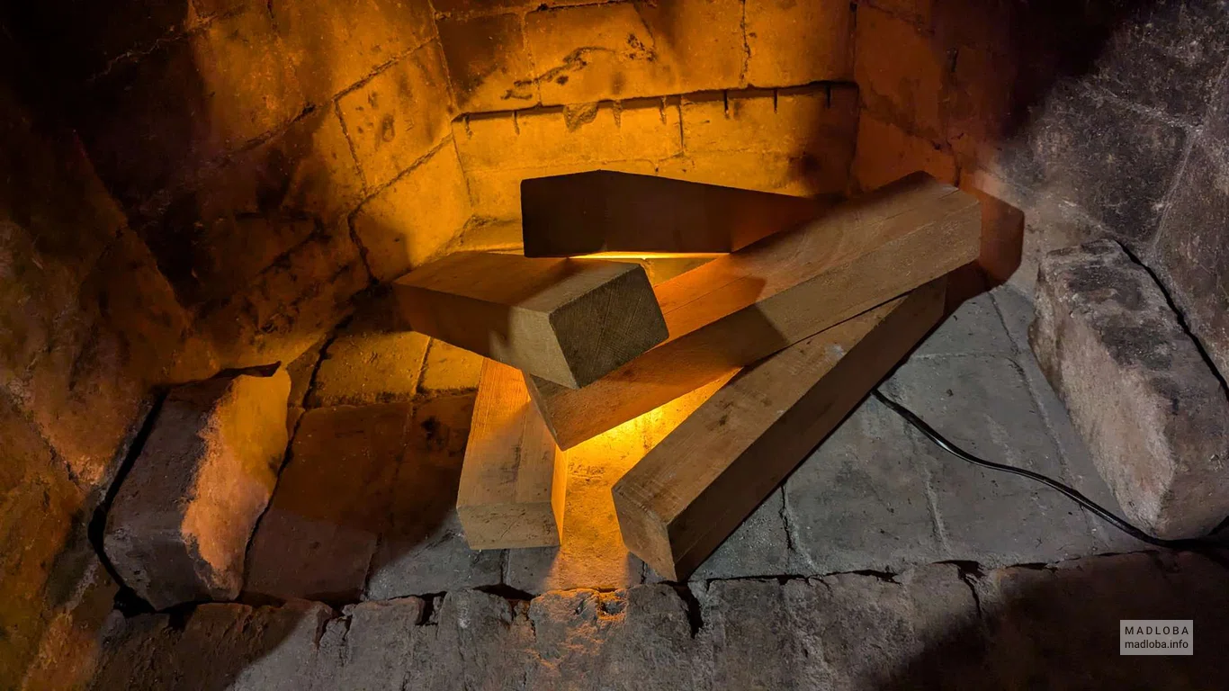 Пластиковые дрова в камине