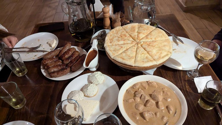 Review of "Toma's Wine Cellar" – Disappointment in Food, Service, and the Artificial Fireplace
