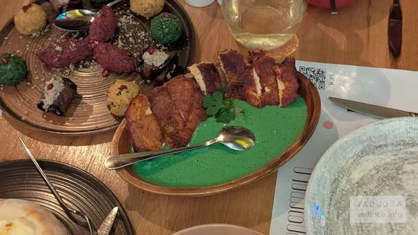 Полный стол грузинской кухни