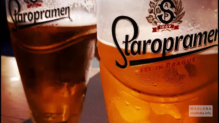 Подача пива в Паб Staropramen