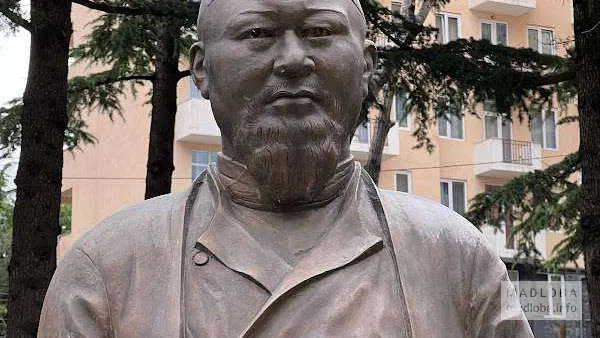 Памятник Абаю Кунанбайулы в Тбилиси
