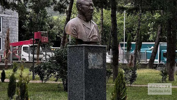 Памятник Абаю Кунанбайулы в Тбилиси, скульптор Джумбер Джикия